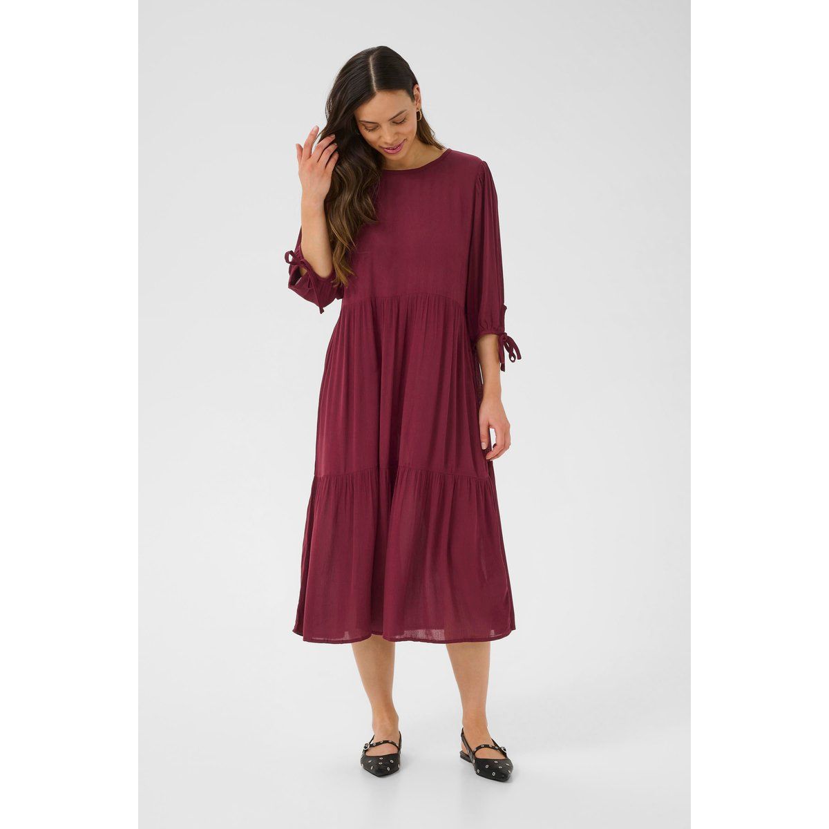 Fließendes Midikleid in Stufenoptik
