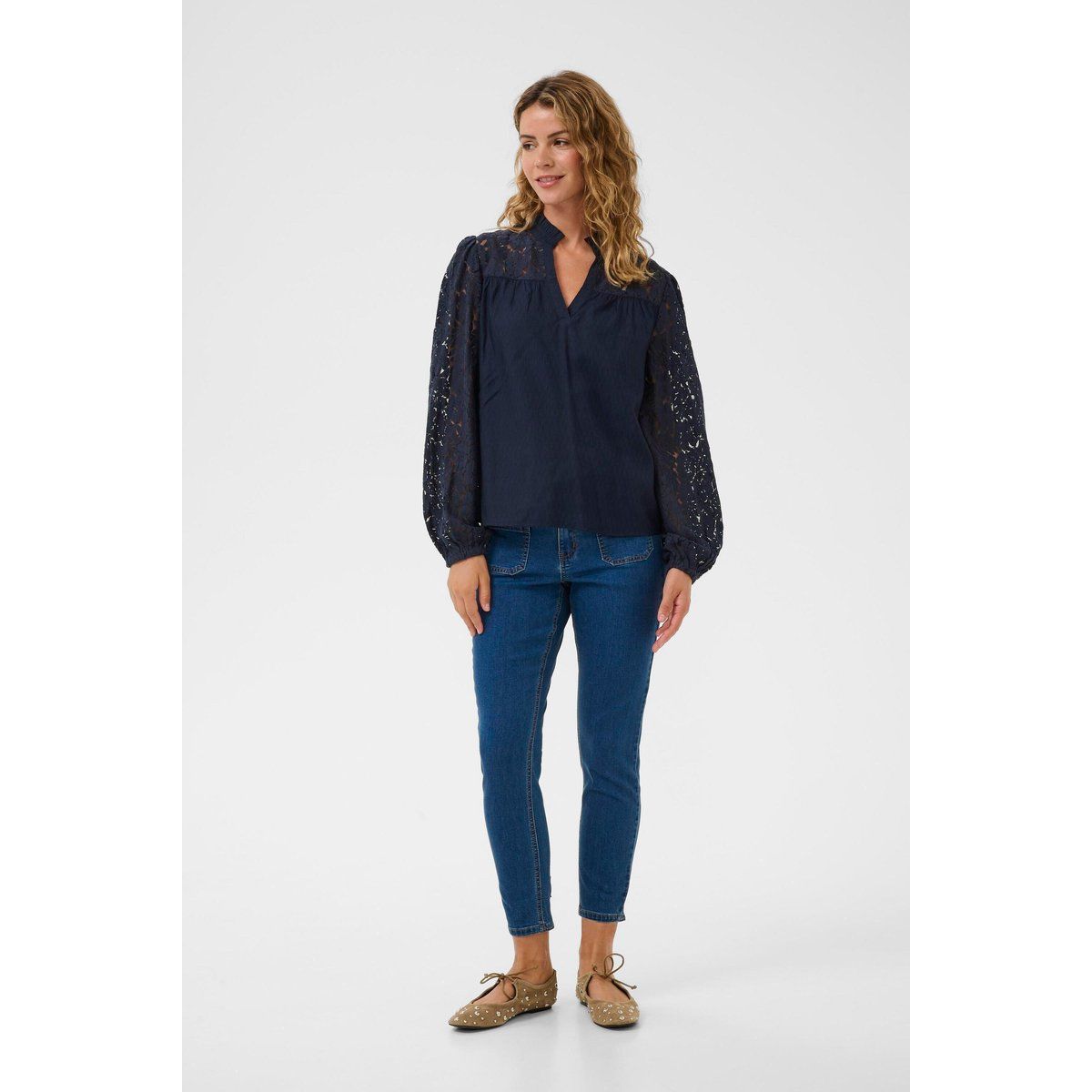 Bluse mit Spitzenärmeln und V-Ausschnitt