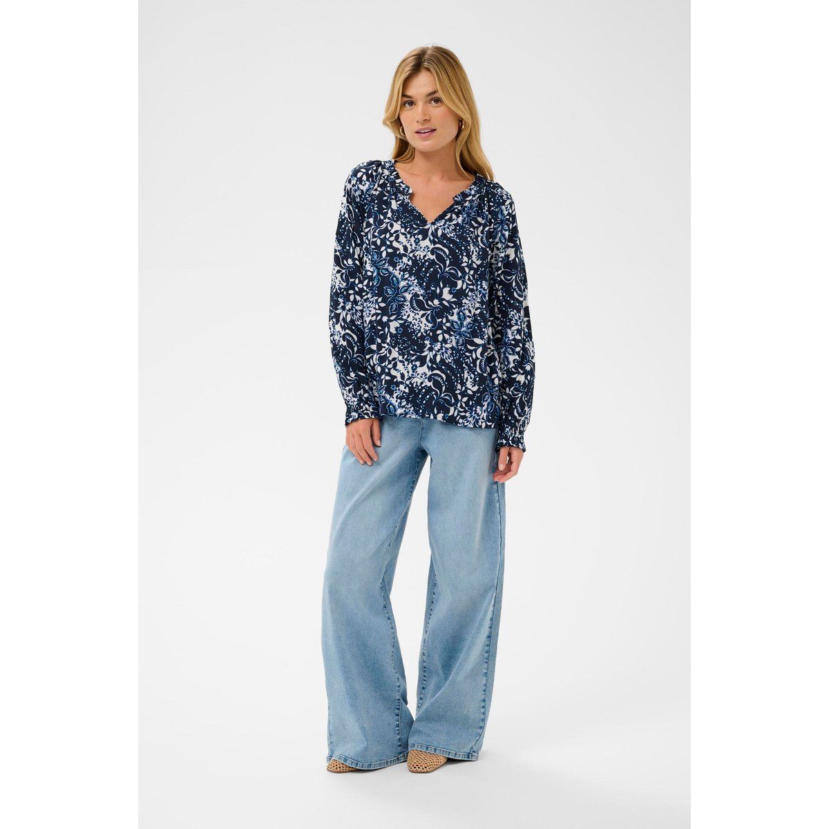Fließende Blumenbluse mit gesmokten Bündchen