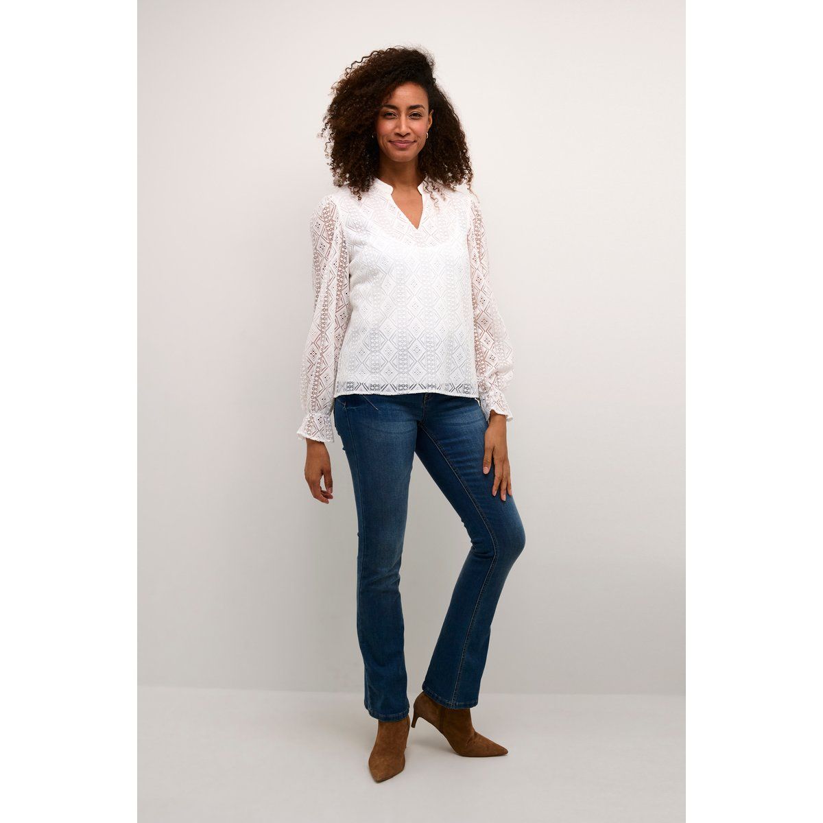 Bluse mit geometrischer Lochstickerei