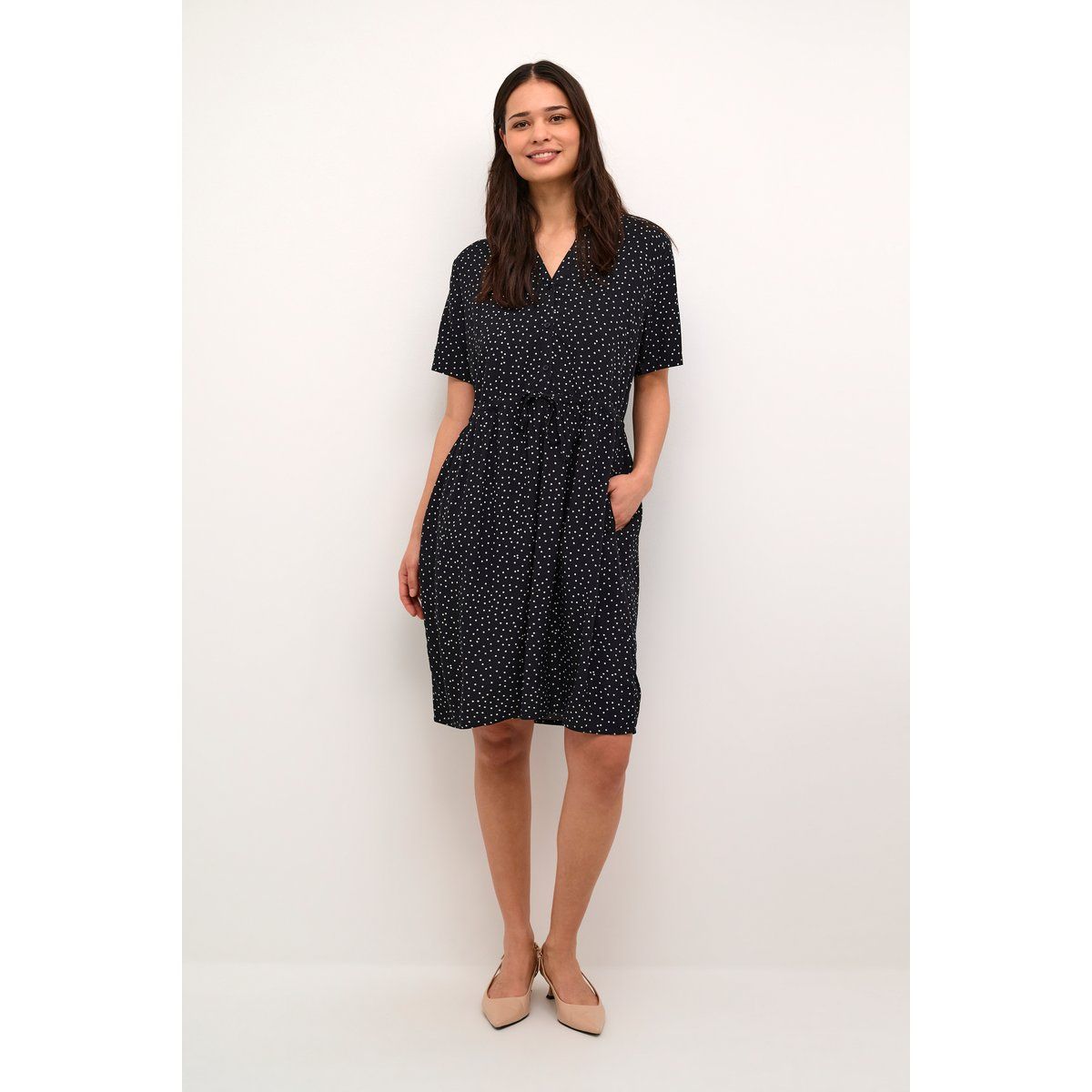 Punktiertes Hemdblusenkleid mit Bindeband