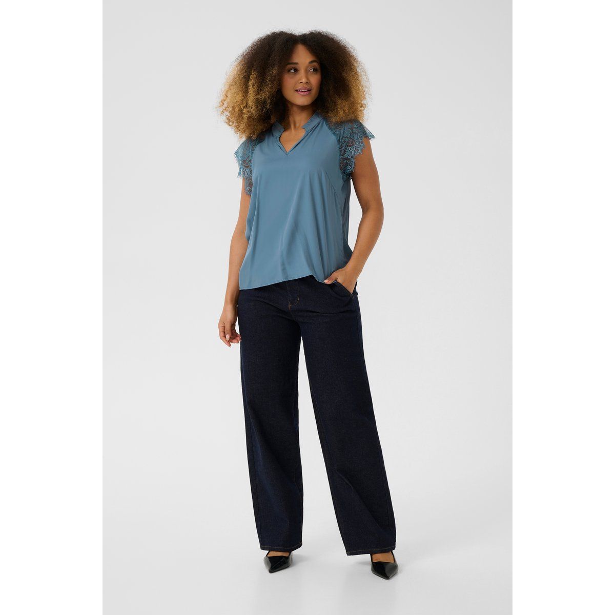 Kurzarmbluse mit filigraner Spitze