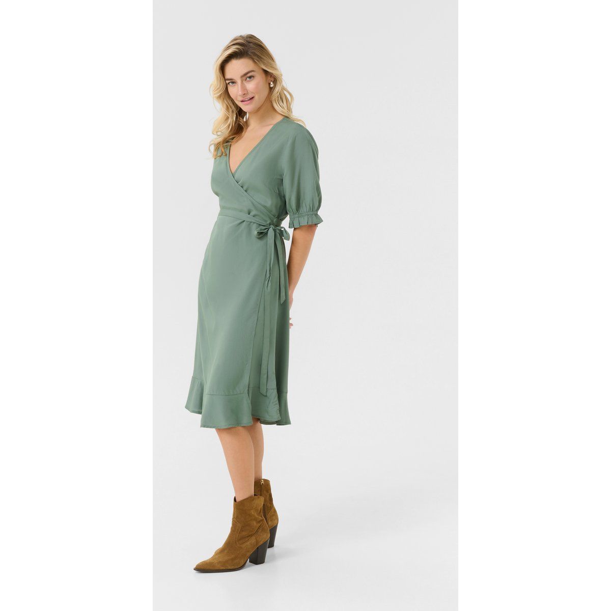 Wickelkleid mit Volantsaum