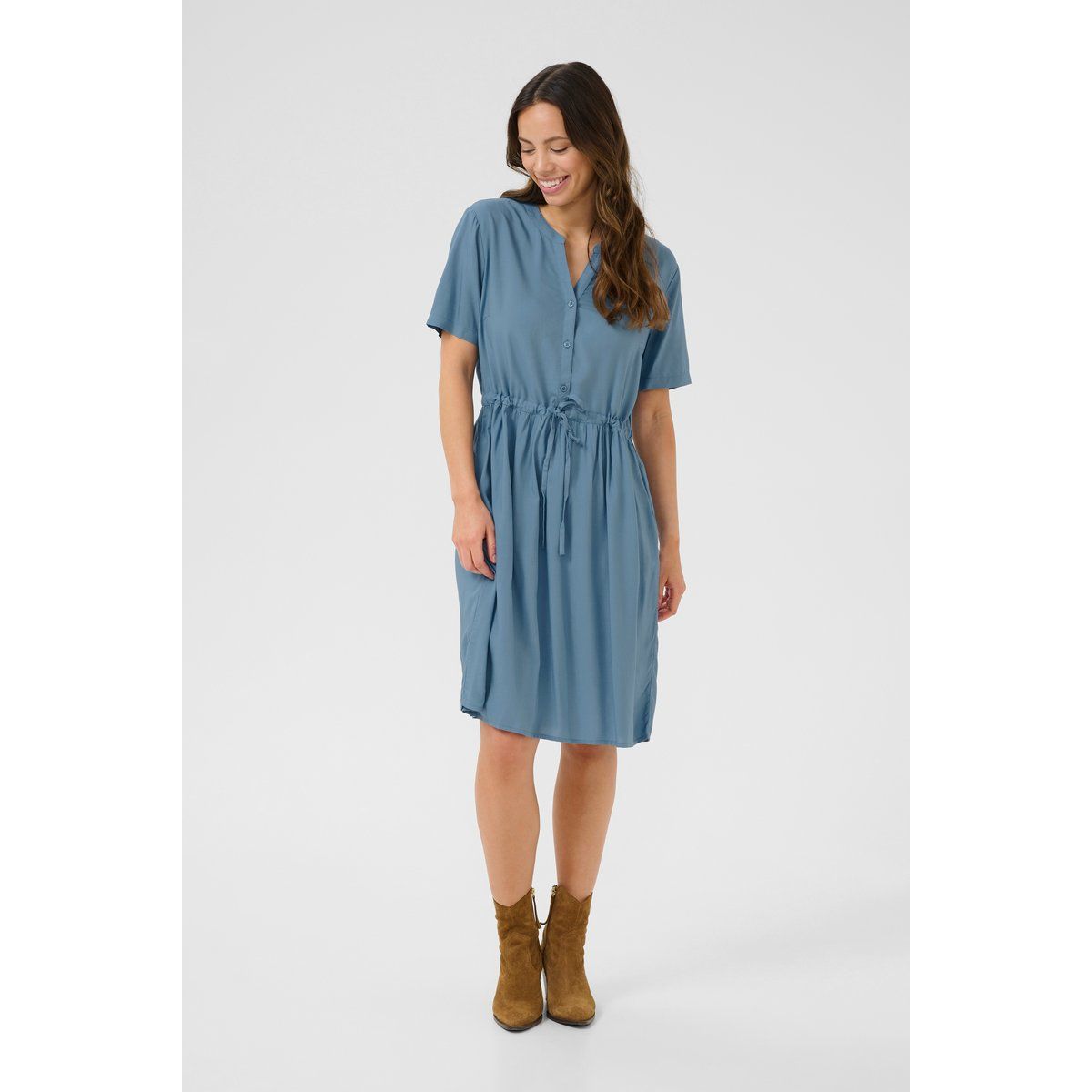 Locker geschnittenes Hemdblusenkleid mit Taillenband