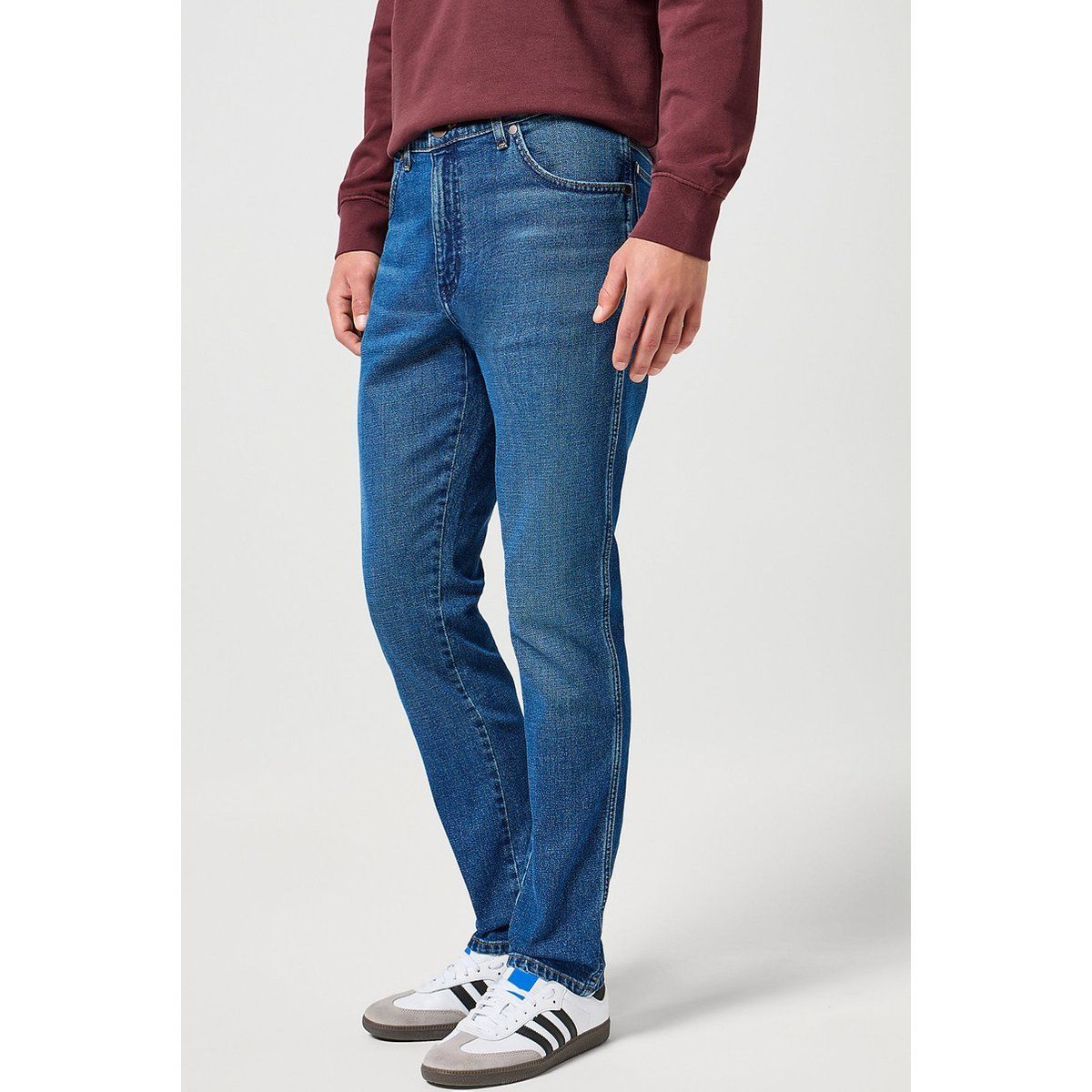 Jeans mit regulärer, zulaufender Passform