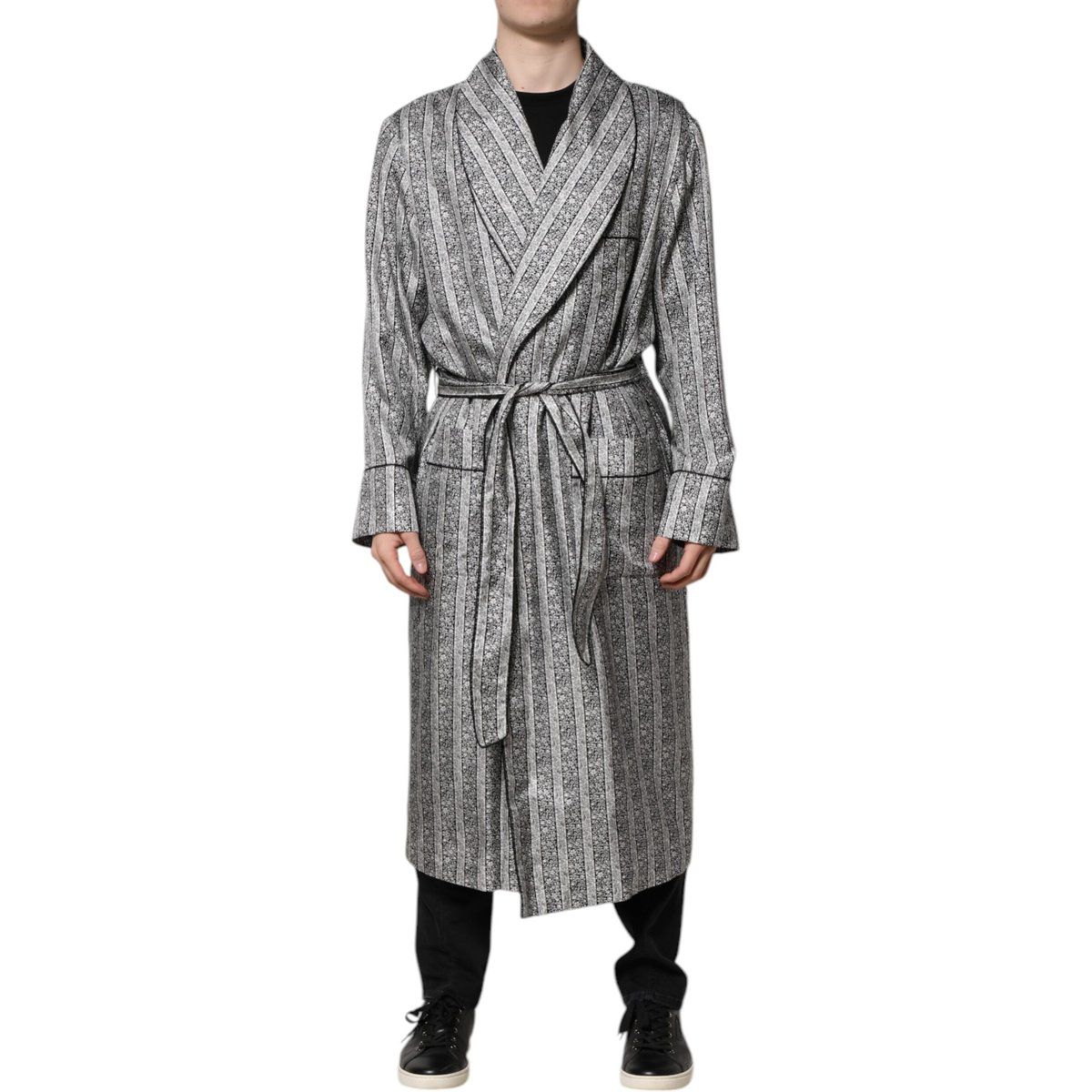 Ornamentale Robe mit Schalkragen
