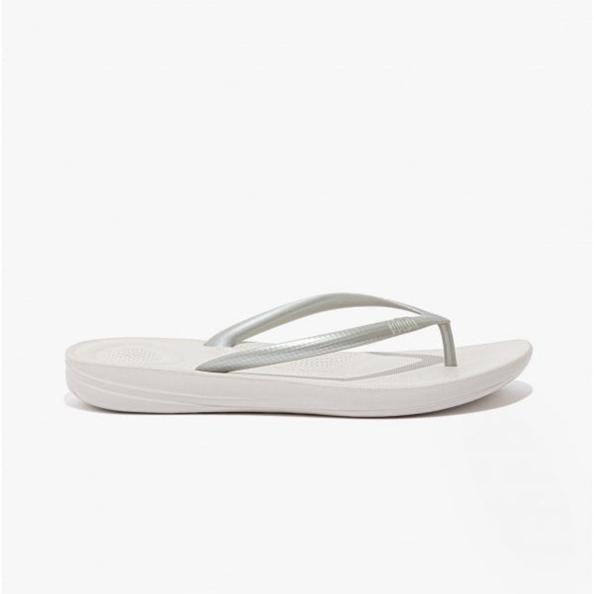 Ergonomische Metallic-Zehenstegsandalen