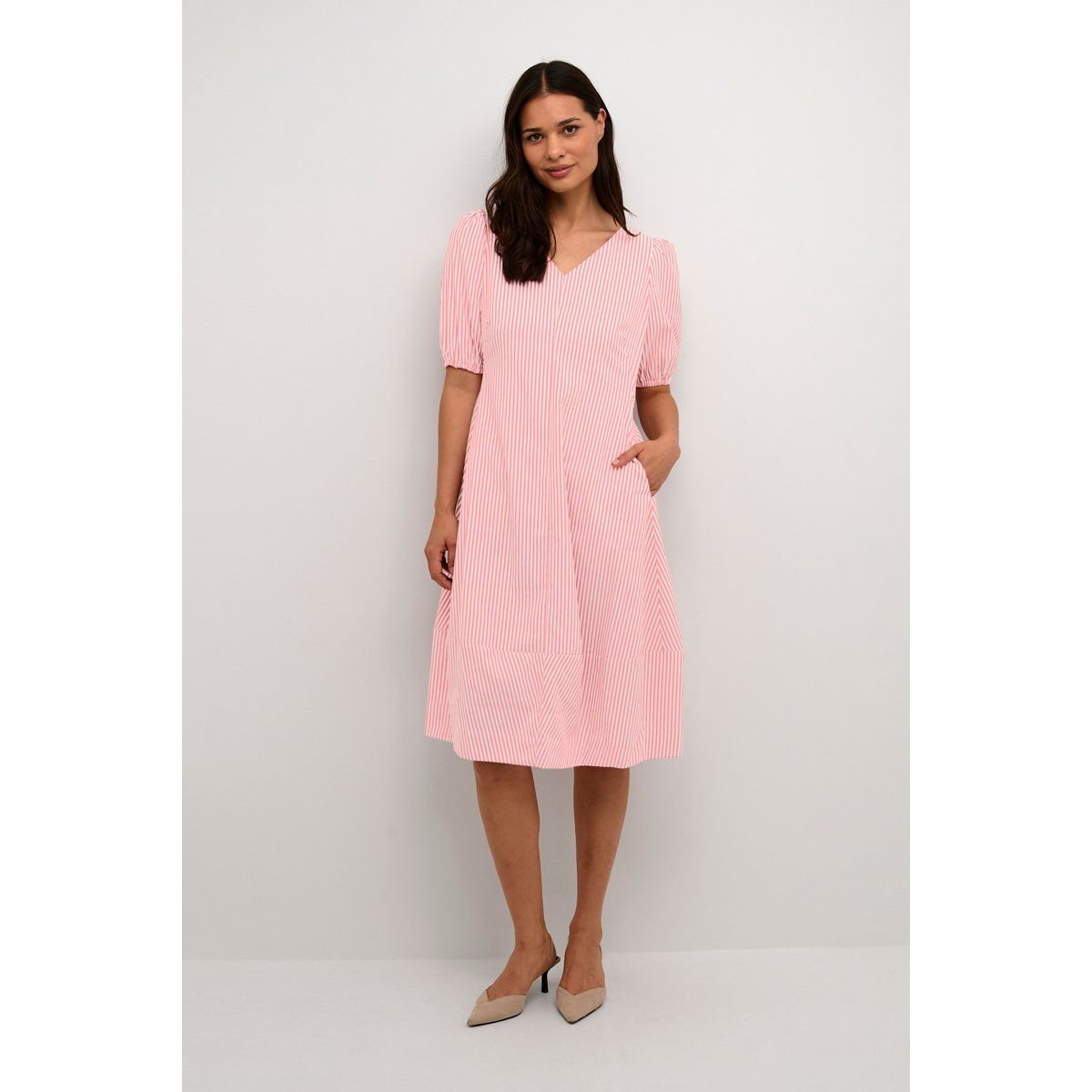 Gestreiftes Midi-Kleid mit V-Ausschnitt