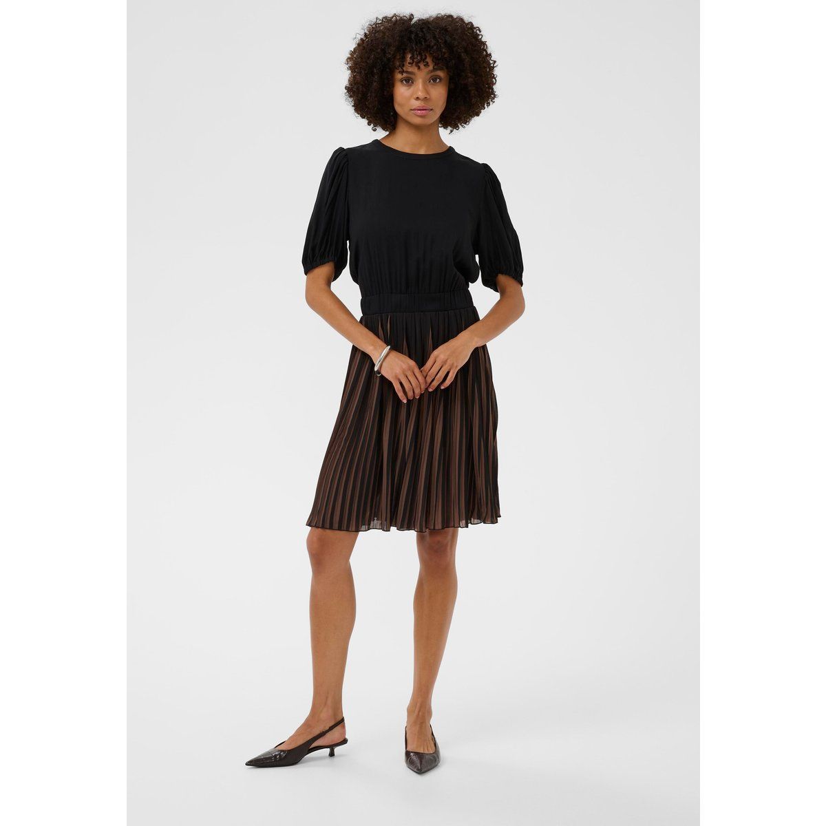 Kurzes Plisseekleid mit Puffärmeln
