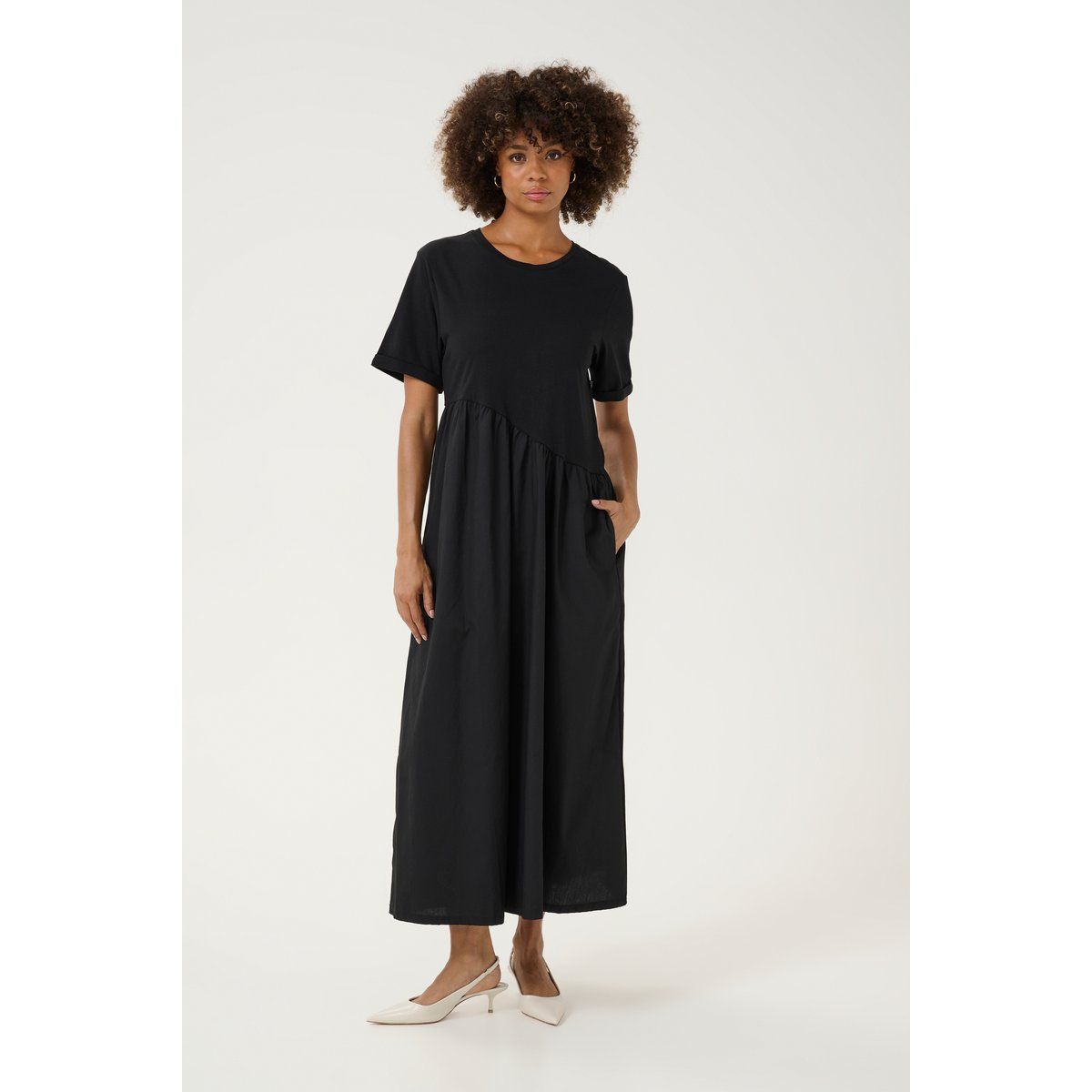 Kurzarm-Maxikleid mit asymmetrischer Naht