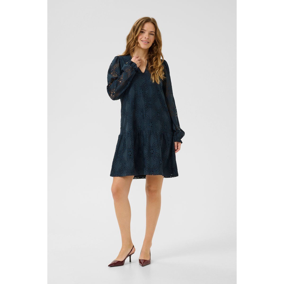 Locker geschnittenes Spitzenkleid mit Blumenmuster