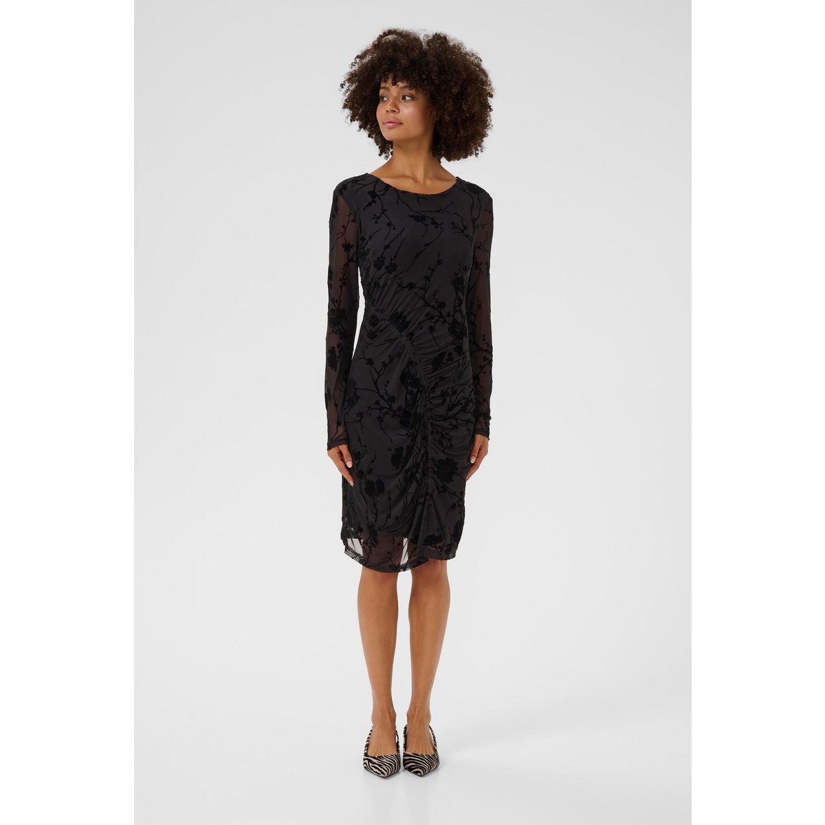 Figurbetontes Mesh-Kleid mit floraler Raffung