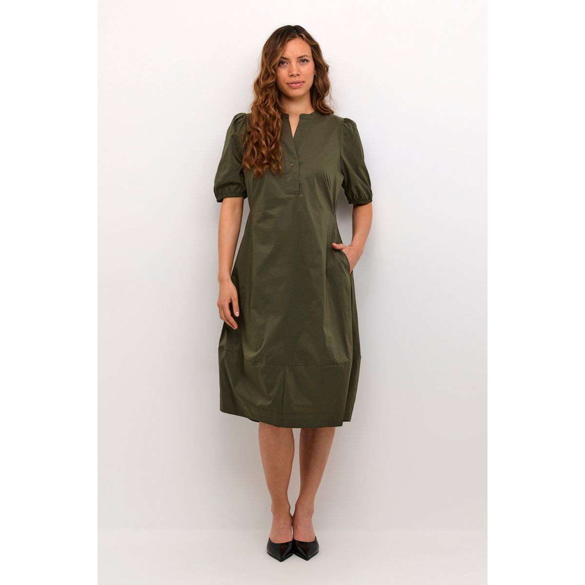 Midi-Kleid mit Puffärmeln und Kerbausschnitt