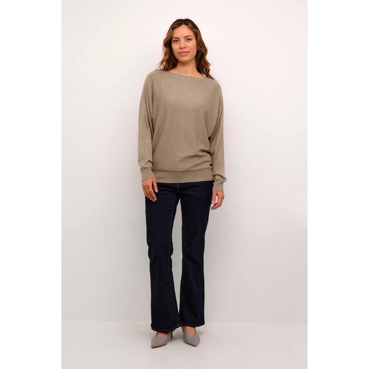 Lockerer Strickpullover mit U-Boot-Ausschnitt
