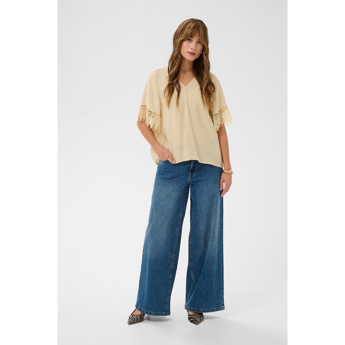 Locker geschnittene Bluse mit Spitzenbesatz