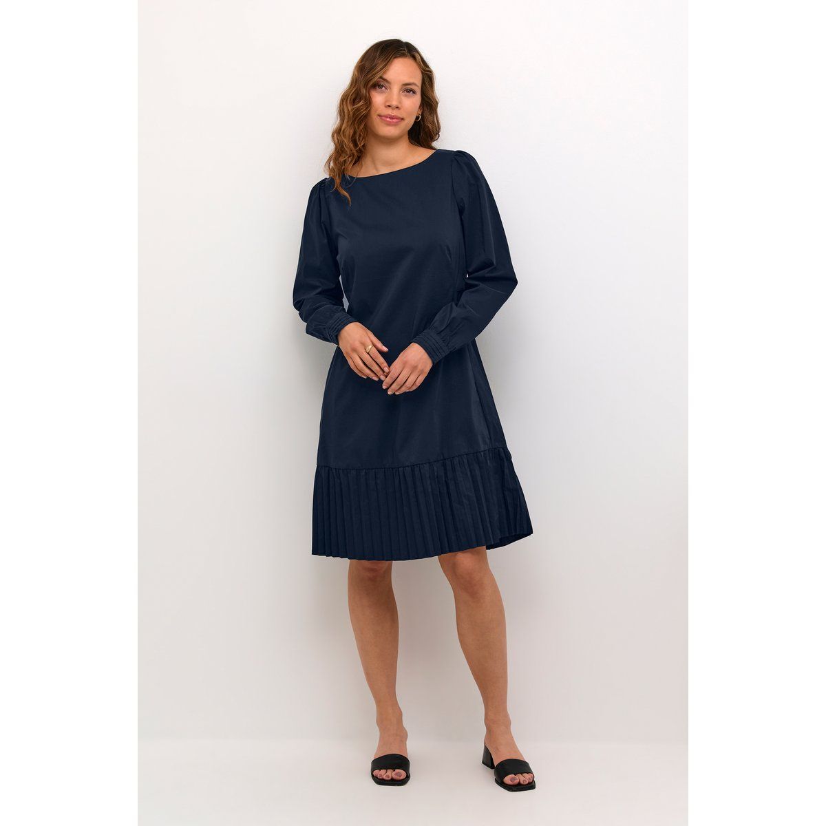 Langarmkleid mit plissiertem Saum