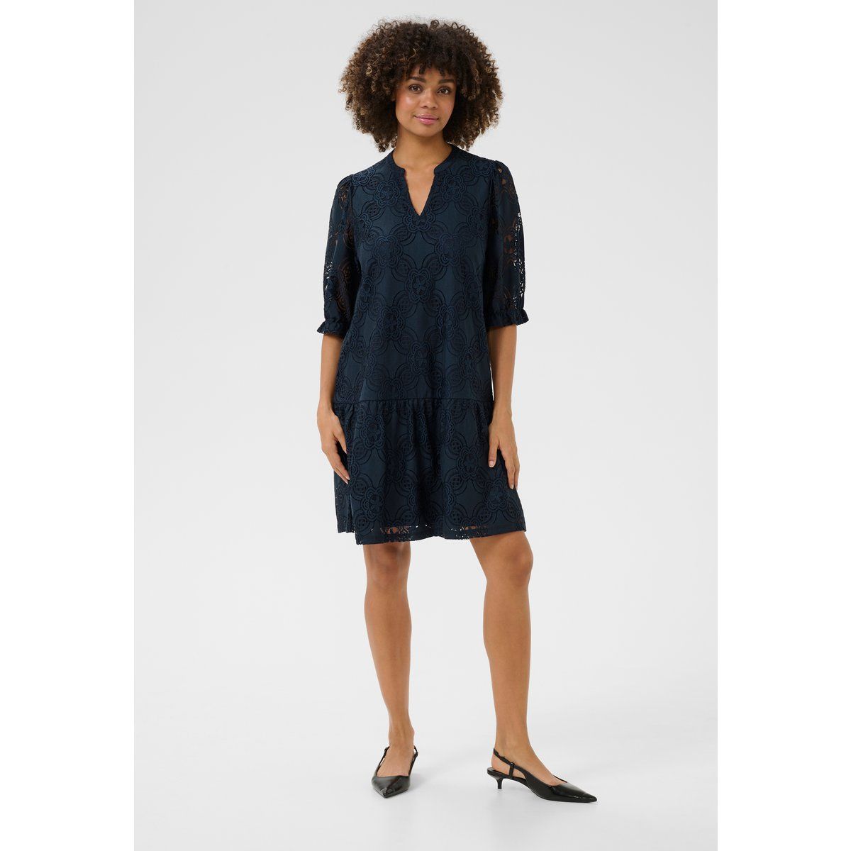 Gestuftes Spitzenkleid mit V-Ausschnitt