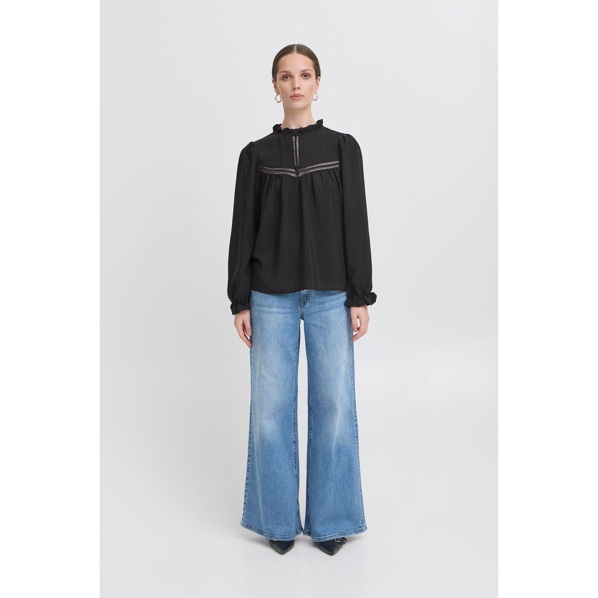 Bluse mit Rüschenkragen und Spitze