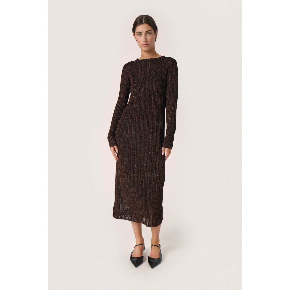Schimmerndes Rippstrick-Midikleid mit Metallgarn