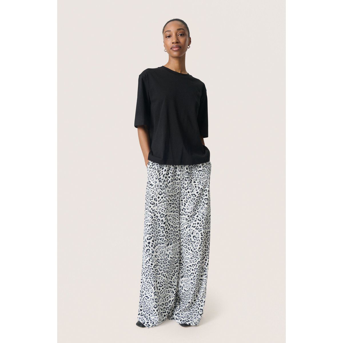 Weit geschnittene Hose mit Leopardenmuster