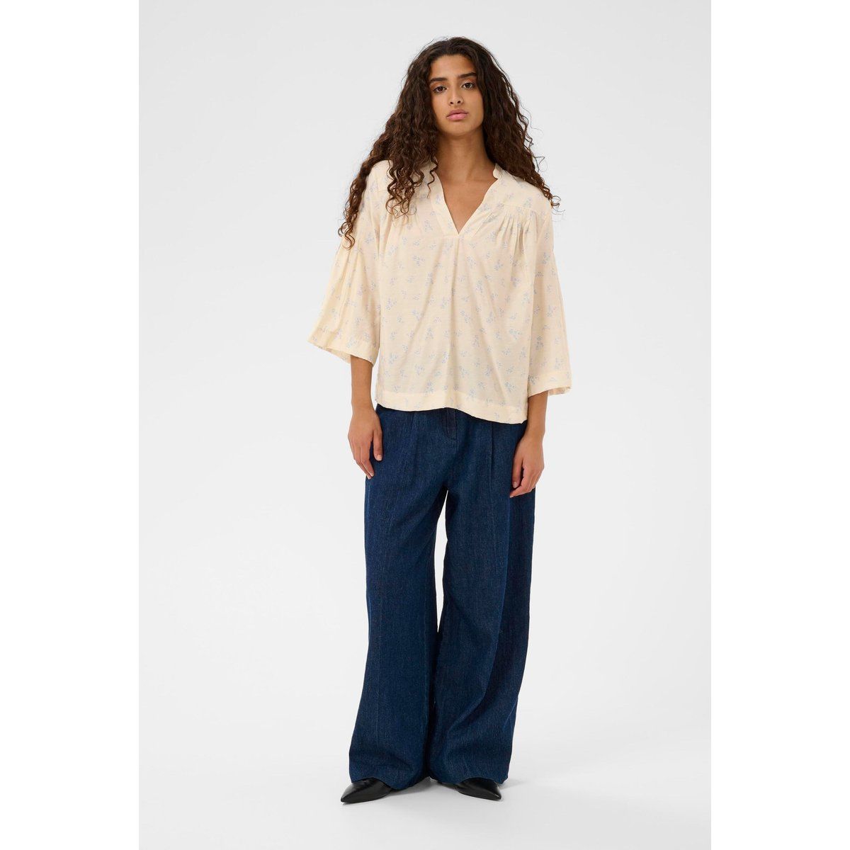 Lockere Blumenbluse mit V-Ausschnitt