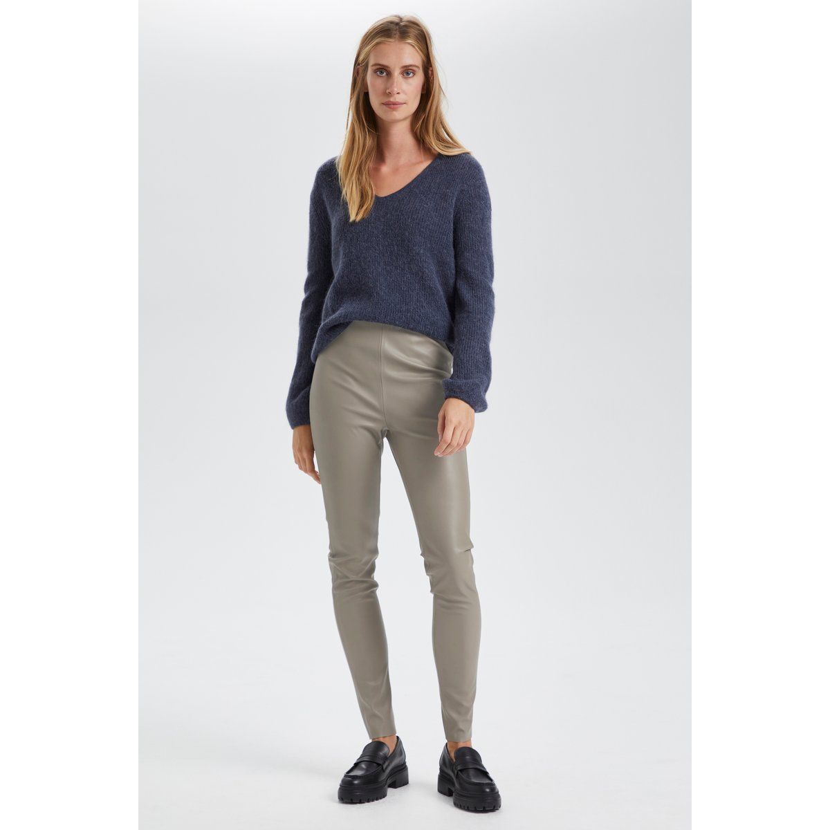 Eng anliegende Leggings in Lederoptik