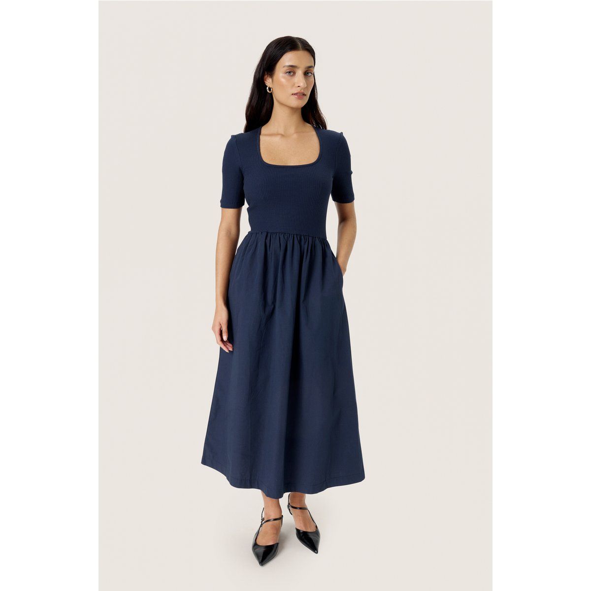 Midikleid mit Rippenstrick und Karree-Ausschnitt