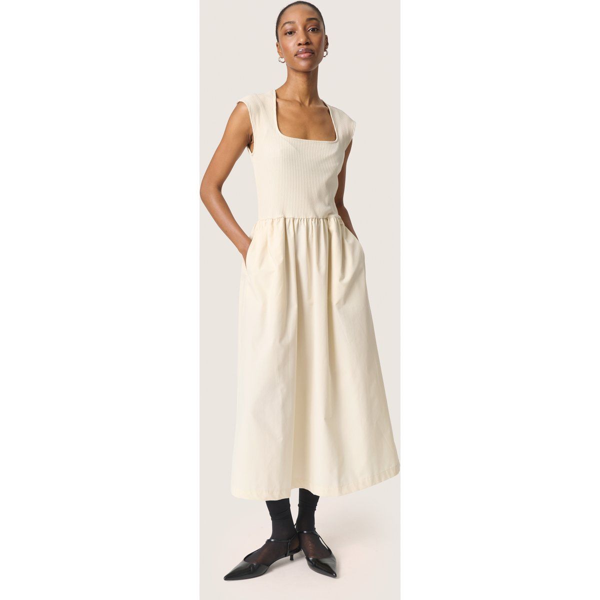 Geripptes Midikleid mit eckigem Ausschnitt
