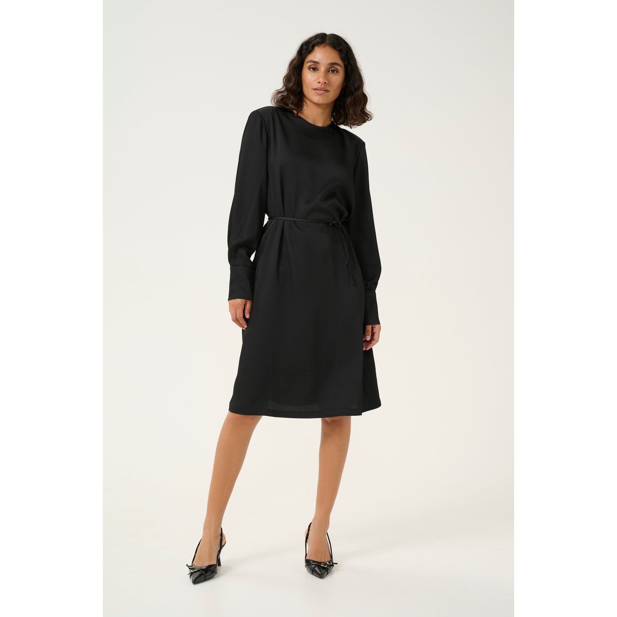 Minimalistisches Langarmkleid mit Gürtel