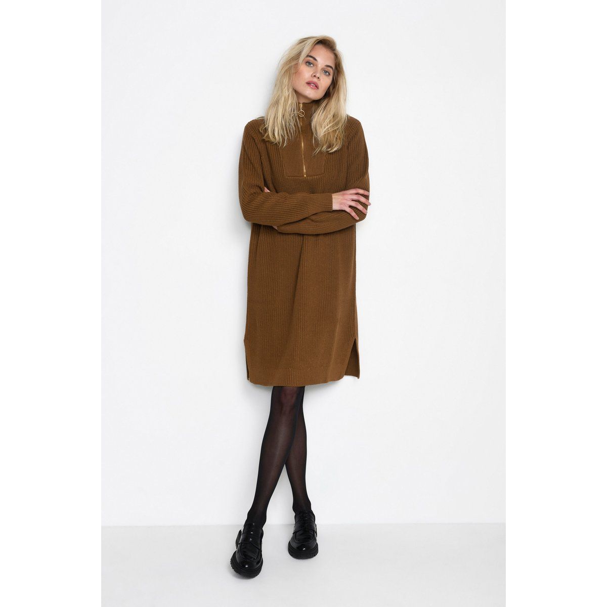 Geripptes Strickkleid mit Reißverschluss