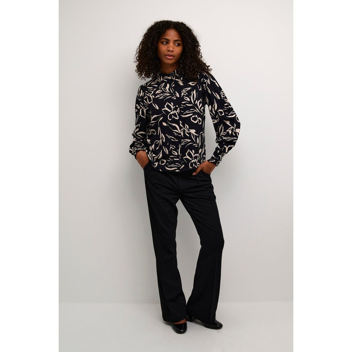 Hemd mit abstraktem Blumenmuster