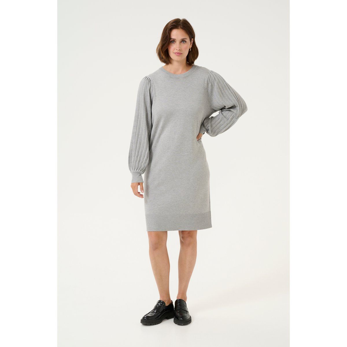 Strickkleid mit plissierten Ballonärmeln