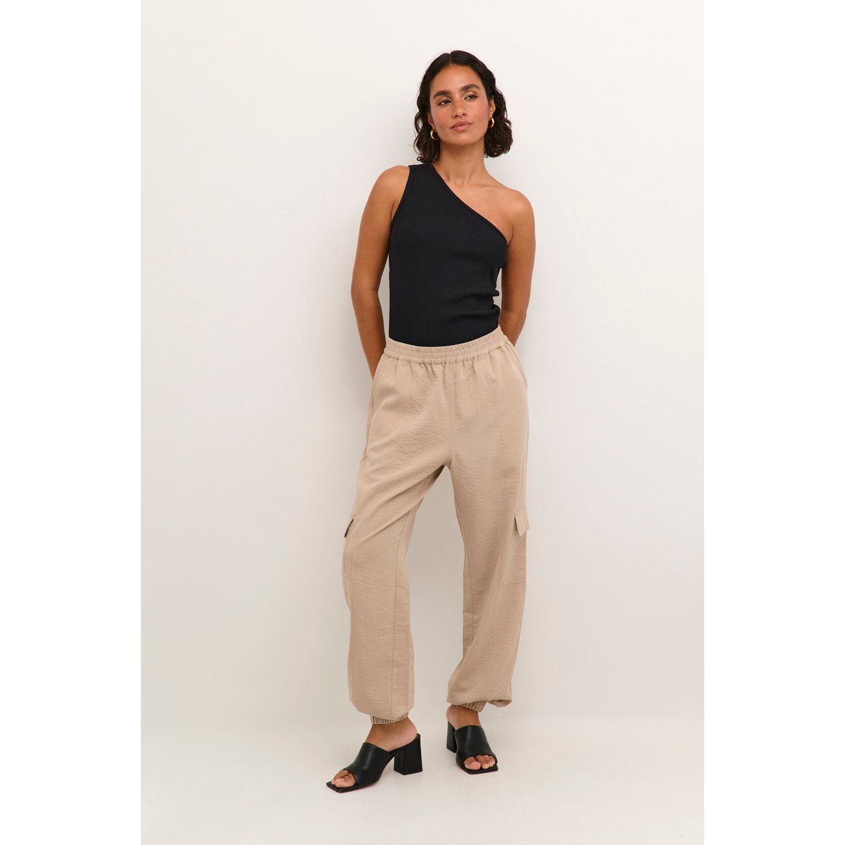 Eng anliegendes One-Shoulder-Rippentop