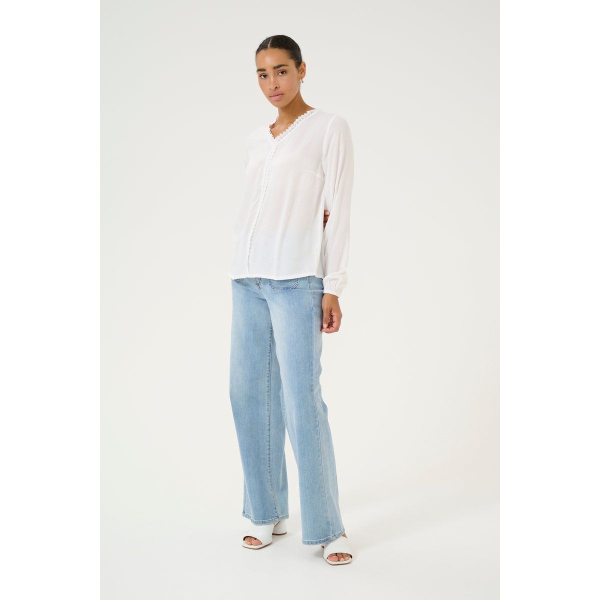 Viskose-Bluse mit V-Ausschnitt und Spitze