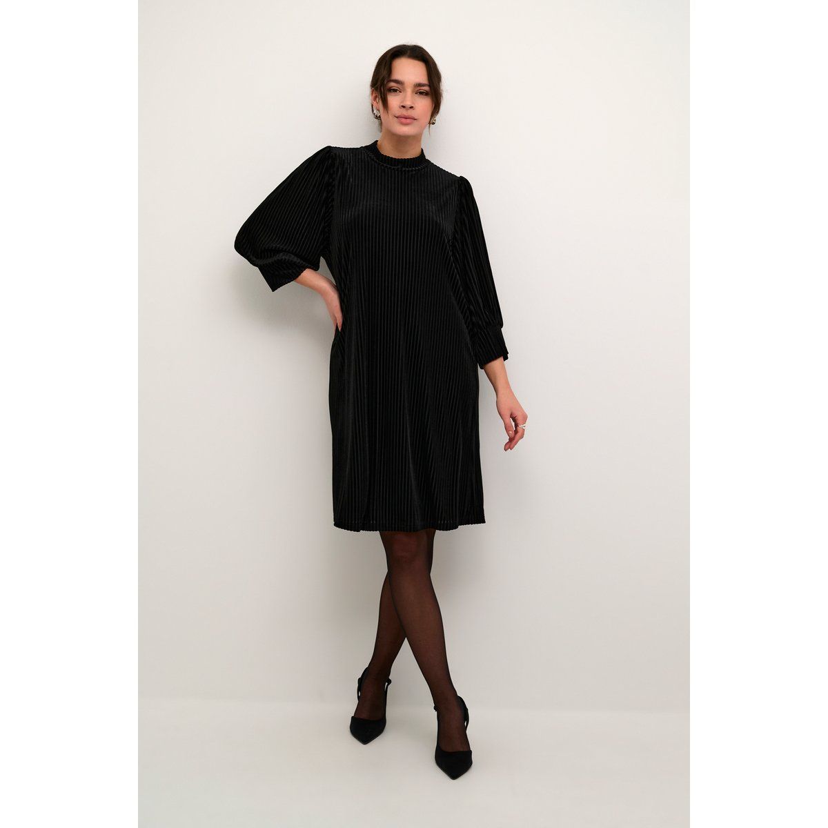 Geripptes Plissee-Kleid mit Stehkragen