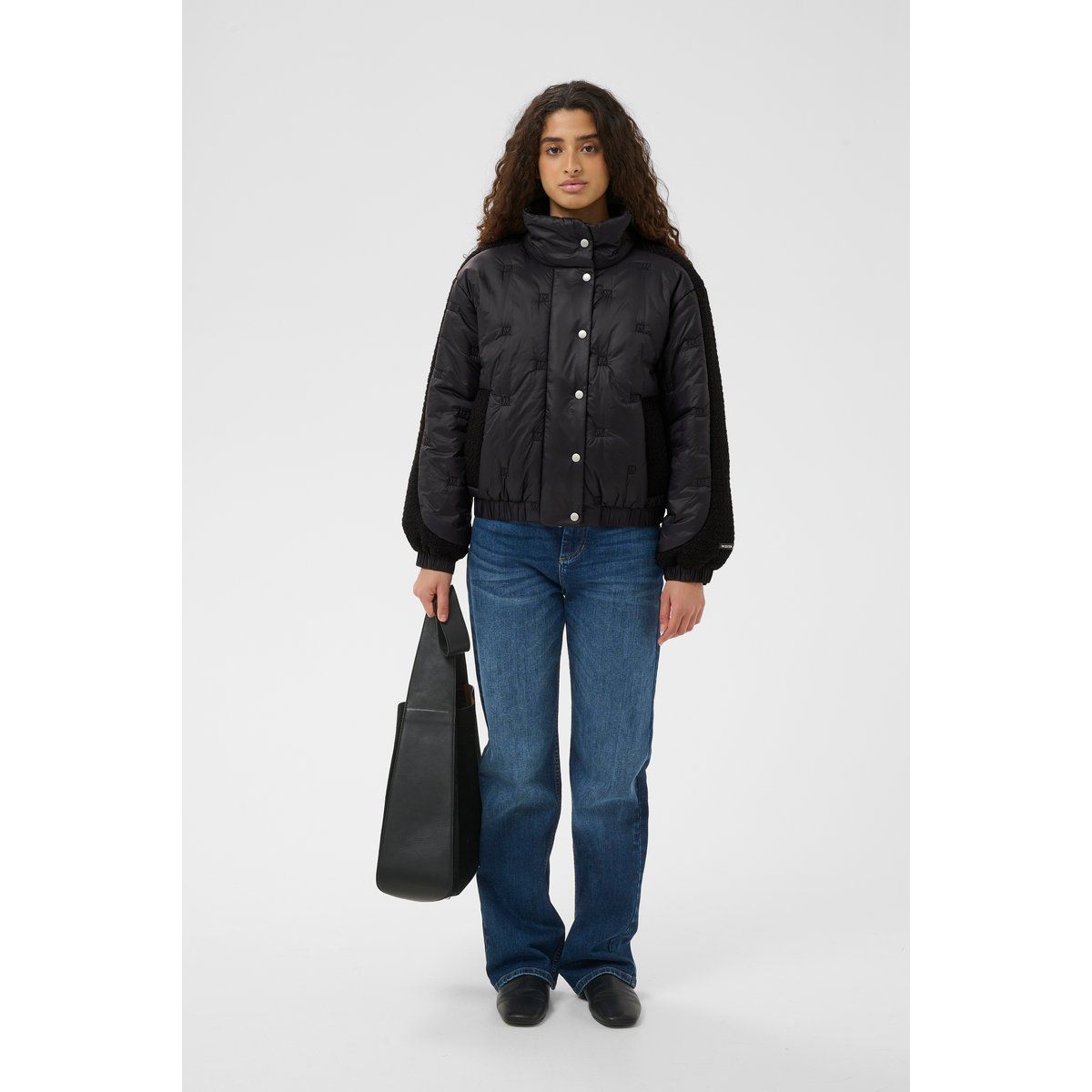 Kastige Steppjacke mit Kontrastärmeln
