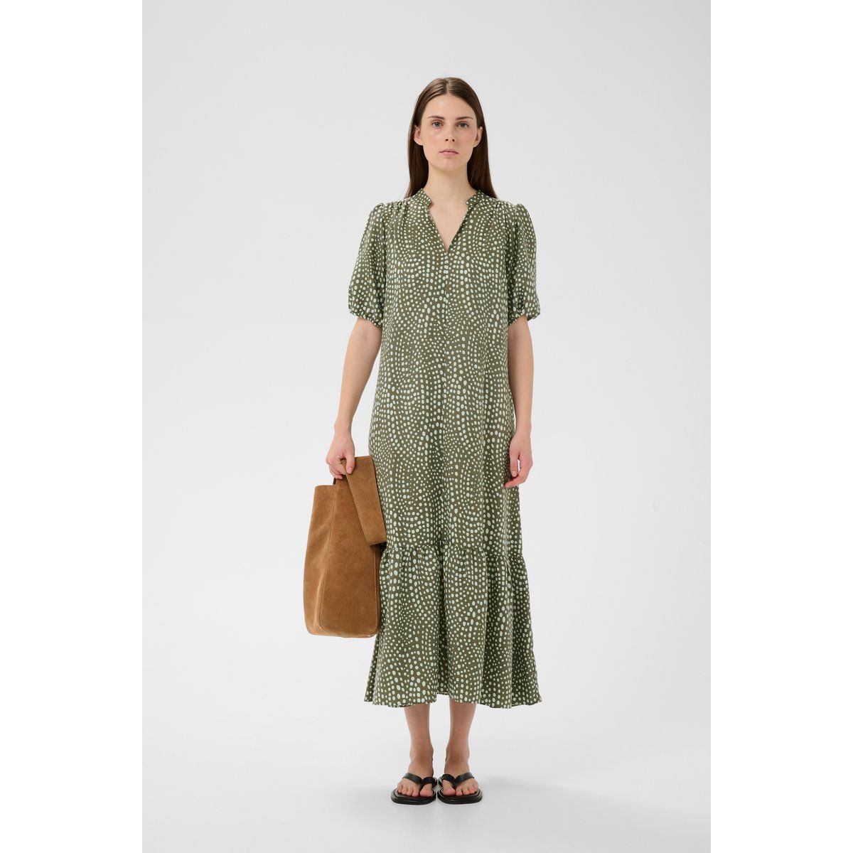 Fließendes gepunktetes Midikleid
