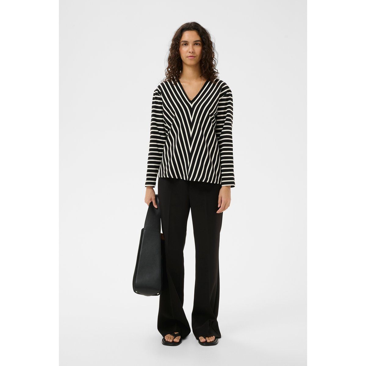 Gestreiftes Chevron-Top mit V-Ausschnitt