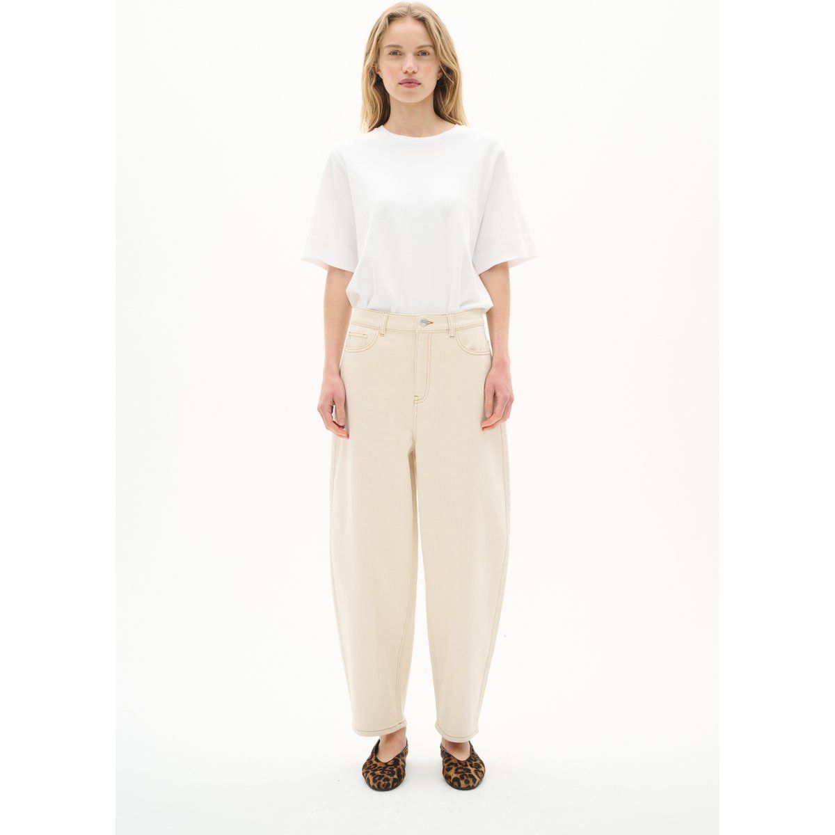 High-Waisted Jeans mit gebogenem Bein