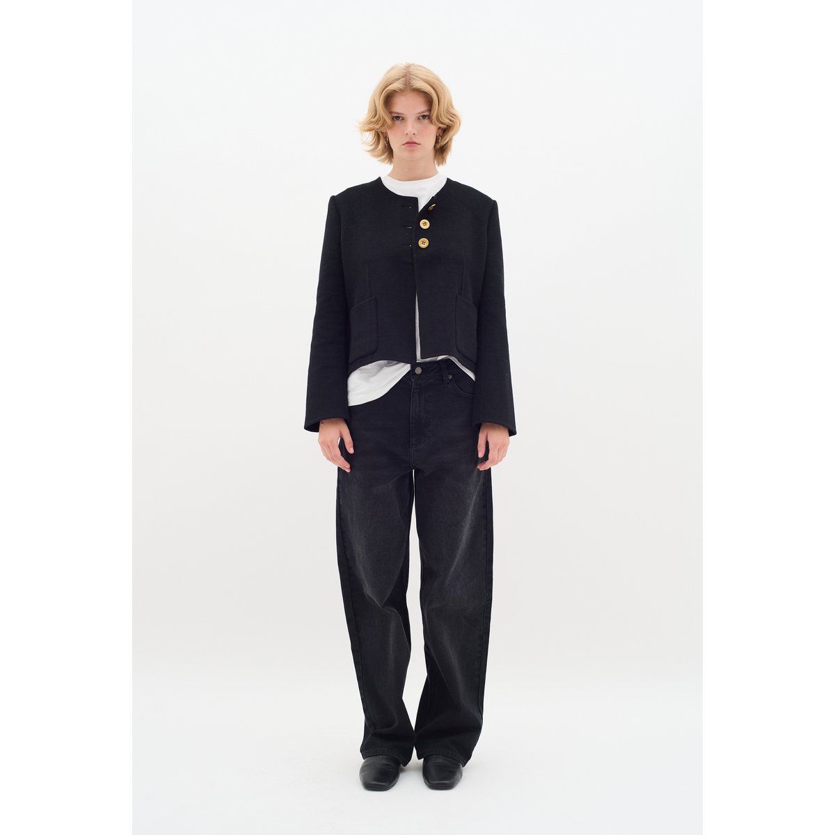 Feminine Cropped-Jacke mit Kontrastknöpfen