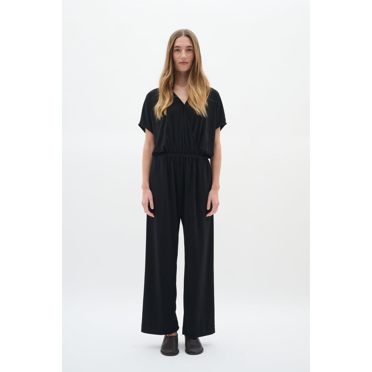 Lockerer Jumpsuit mit V-Ausschnitt