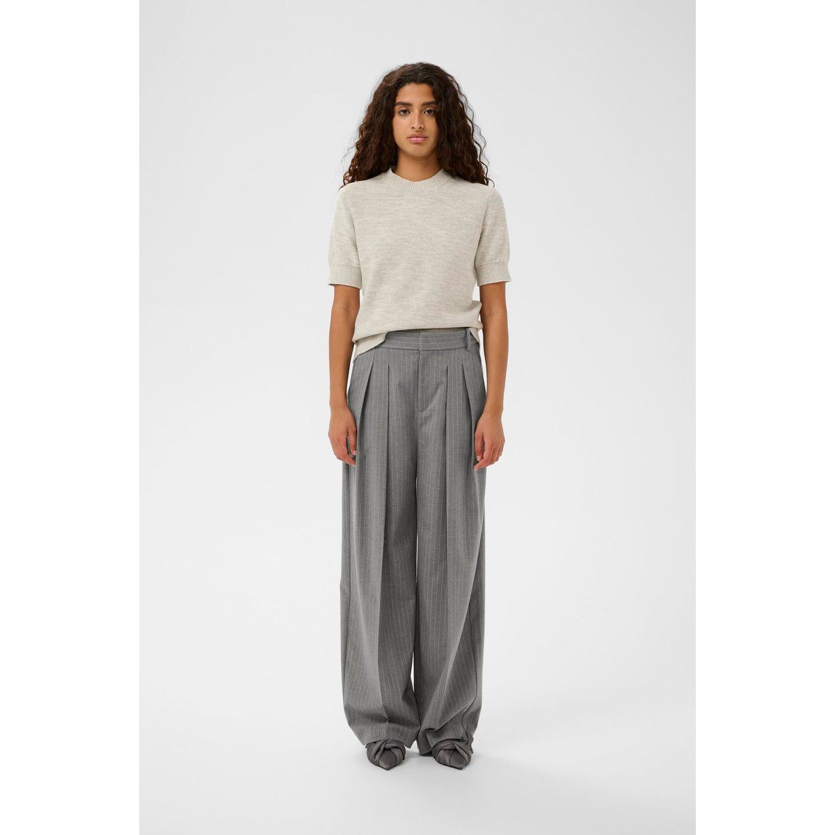 Weit geschnittene Nadelstreifen-Bundfaltenhose