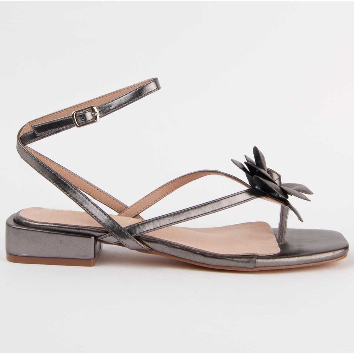 Metallische Zehensandale mit Blumendetail