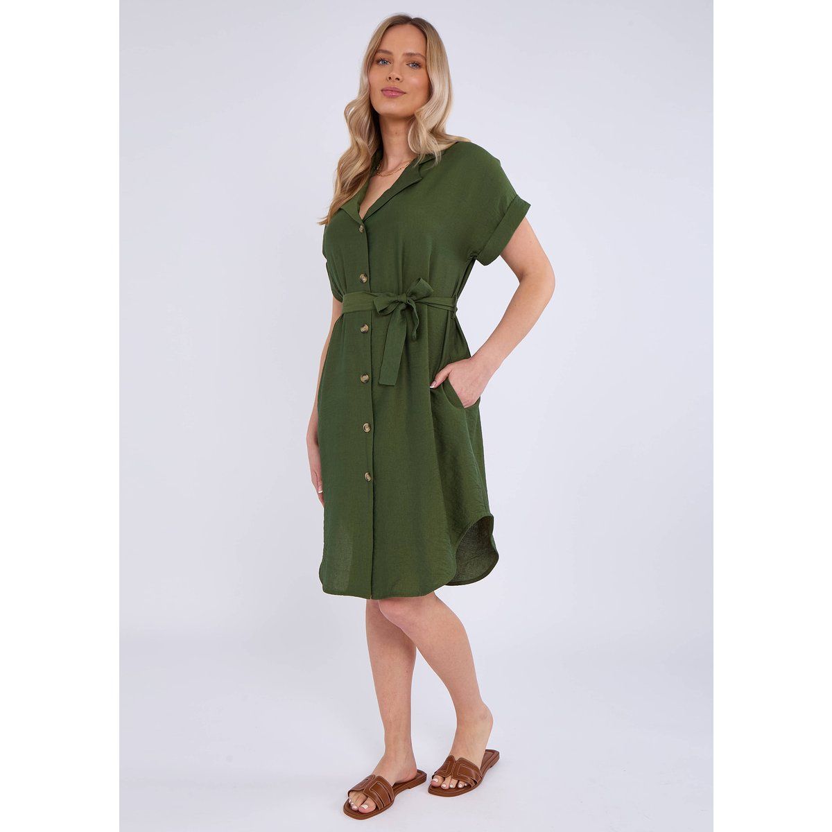 Khakifarbenes Hemdkleid mit Gürtel in Übergröße