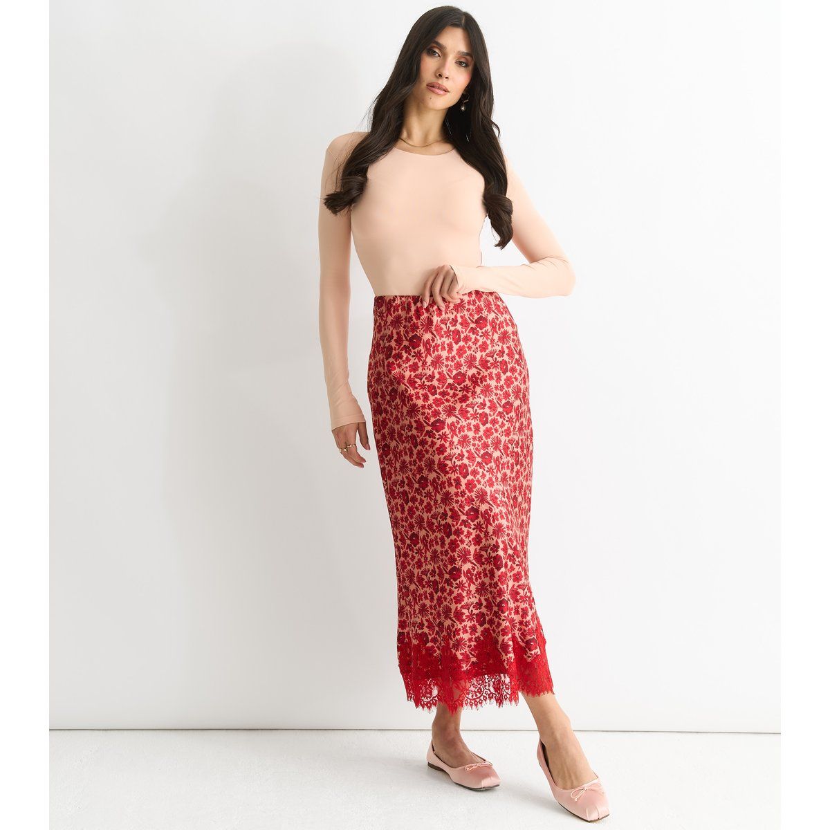 Roter Midirock mit Blumenmuster und Spitze