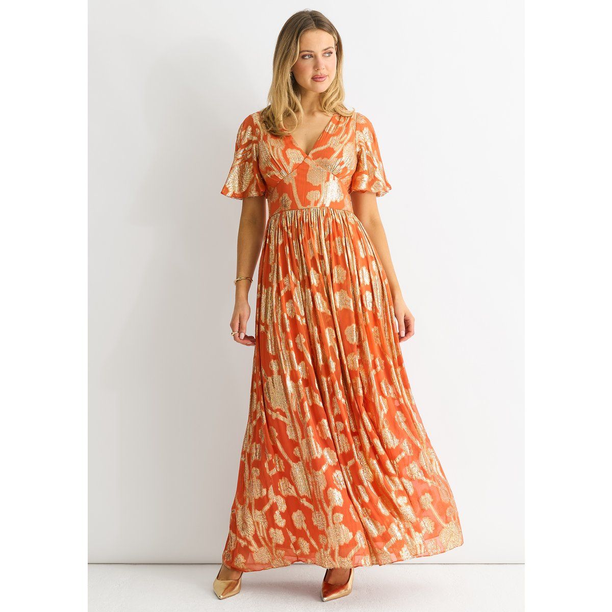 Orangefarbenes Metallic-Jacquard-Maxikleid mit Flatterärmeln