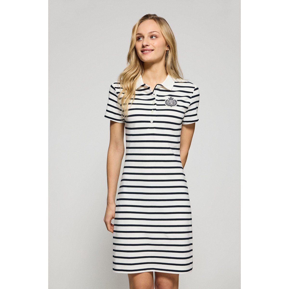 Gestreiftes Polokleid mit nautischem Aufnäher