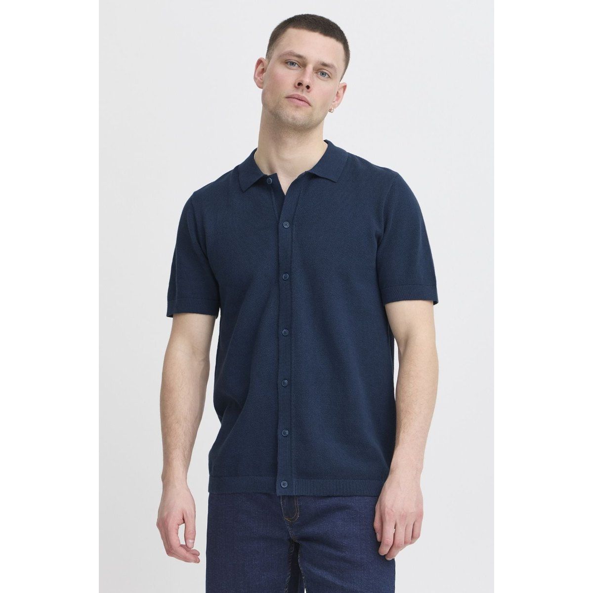 Marineblaues gestricktes Knopfleisten-Poloshirt