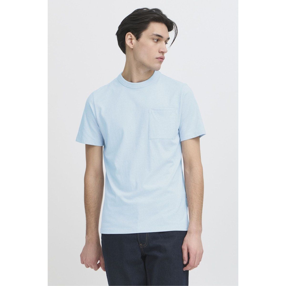 Hellblaues Baumwoll-T-Shirt mit Tasche