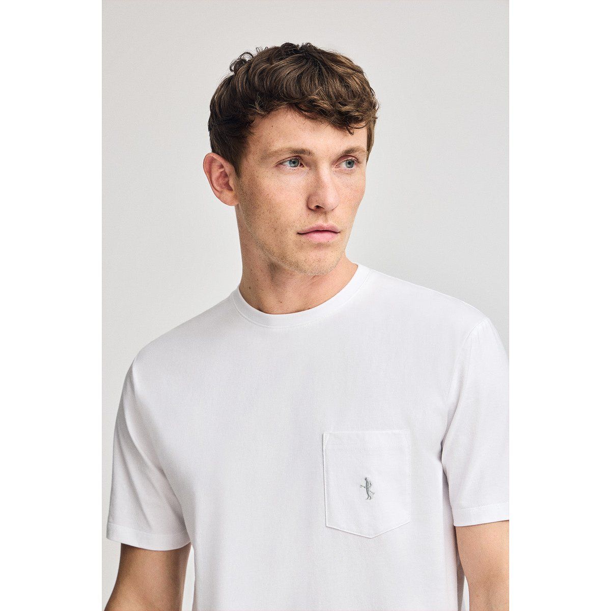 Klassisches weißes T-Shirt mit Tasche